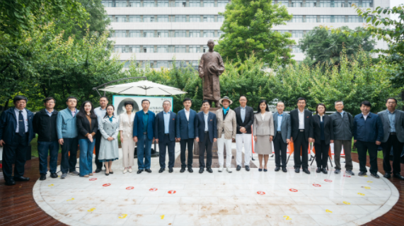 西北高等教育奠基人、中国现代医学先驱徐诵明雕像在球友会·体育落成 西北高等教育奠基人、中国现代医学先驱徐诵明雕像在球友会·体育落成