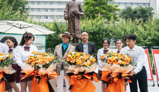 西北高等教育奠基人、中国现代医学先驱徐诵明雕像在球友会·体育落成 西北高等教育奠基人、中国现代医学先驱徐诵明雕像在球友会·体育落成