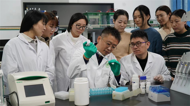 Science封面文章:球友会·体育金丝猴研究团队首次系统揭示灵长类社会演化之谜_fororder_齐晓光正在做实验,右侧为武进伟,左一为赵兰